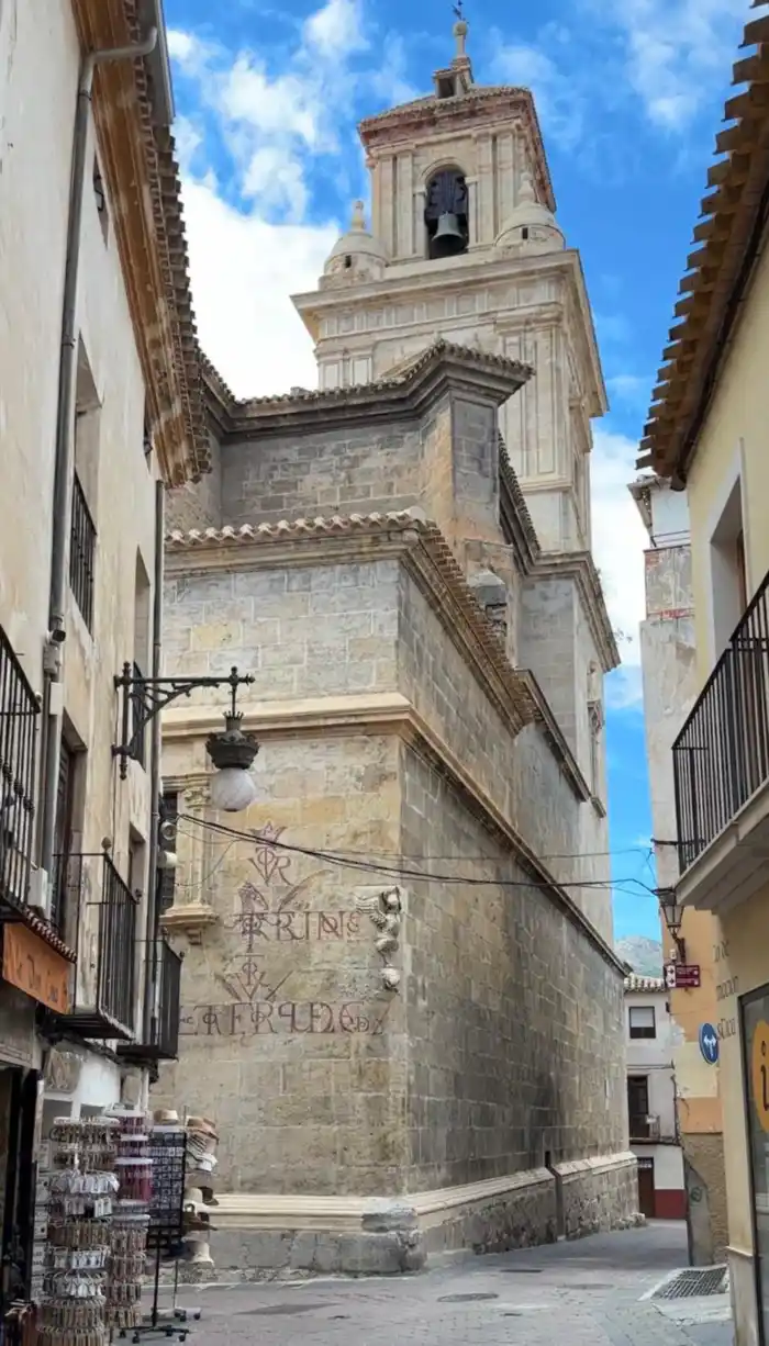 vista lateral de la iglesia de el salvador uno de los templos mas importantes para ver en caravaca durante un dia