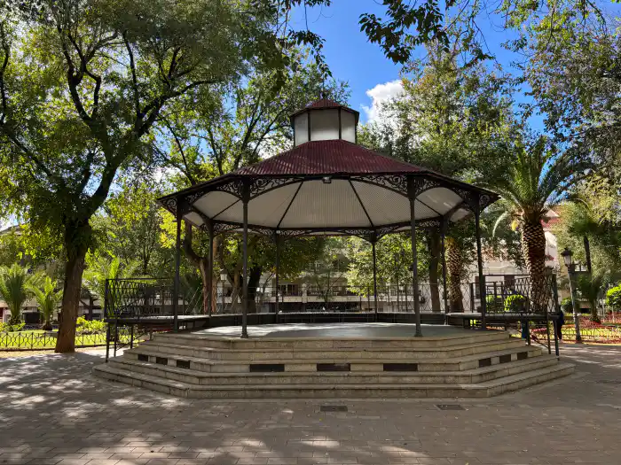 quiosco de musica jardines del prado sitio bonito para ir durante tu ruta por ciudad real de un dia