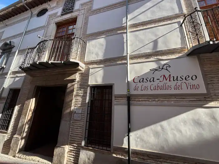 exterior del museo caballos del vino