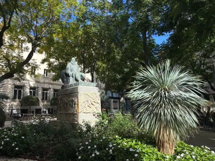 imagen de la plaza de cervantes y la escultura de miguel de cervantes