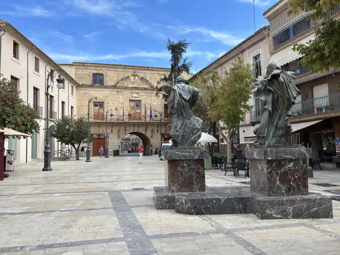 vista de la plaza del arco una de las mas bonitas que ver en caravaca de la cruz en tu ruta de un dia