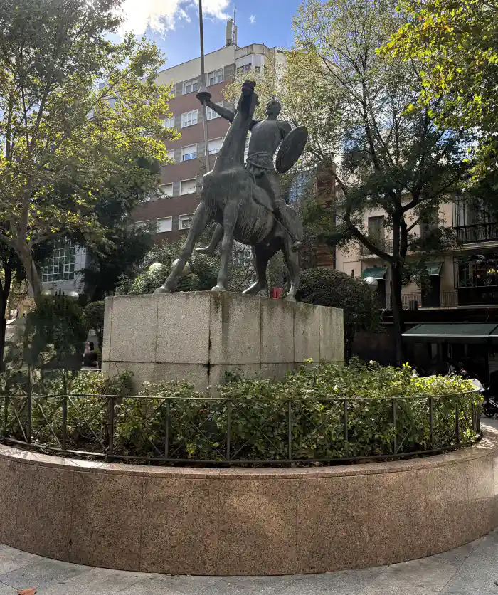plaza del pilar con la estatua de don quijote y rocinante
