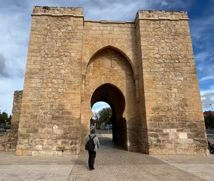 victor de verviajando en la puerta de toledo de ciudad real