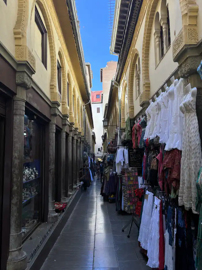 alcaiceria zoco arabe en el centro de granada