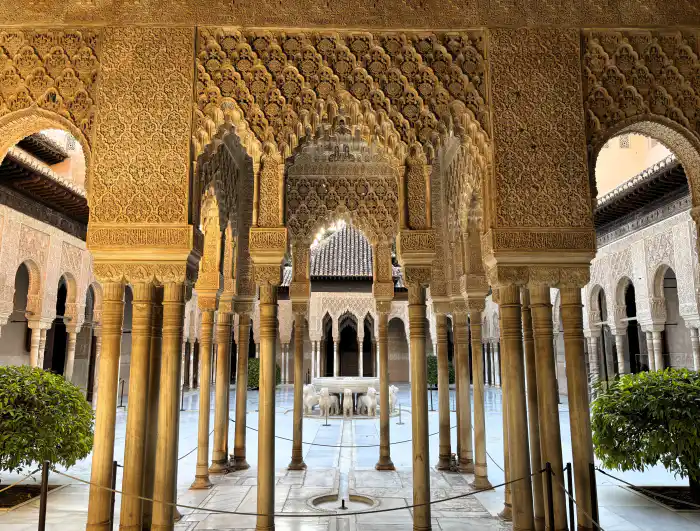 interior de la alhambra de granada palacios nazaries un imprescindible en tu visita de dos dias