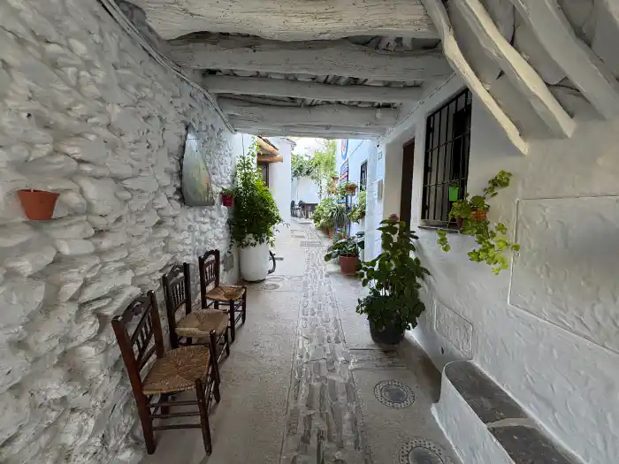 tipico callejon de los pueblos de la alpujarra granadina