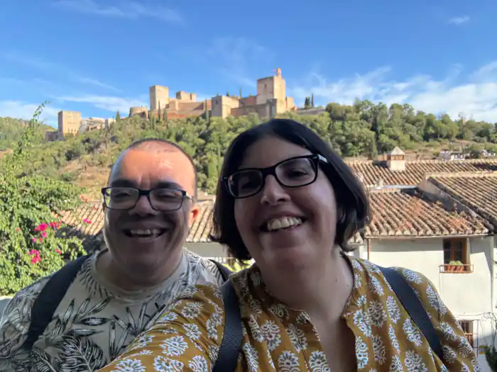 ana y victor de verviajando en uno de los miradores del albaicin con vistas a la alhambra