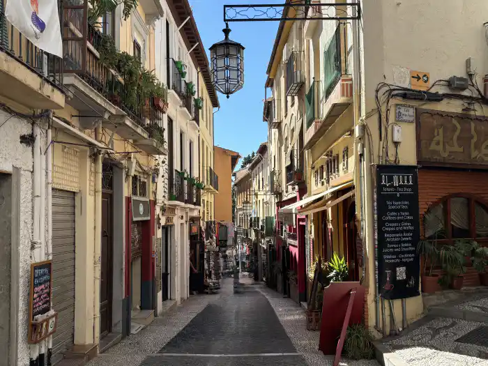 calle caldereria nueva bonita calle para ver en tu recorrido de dos dias por granada