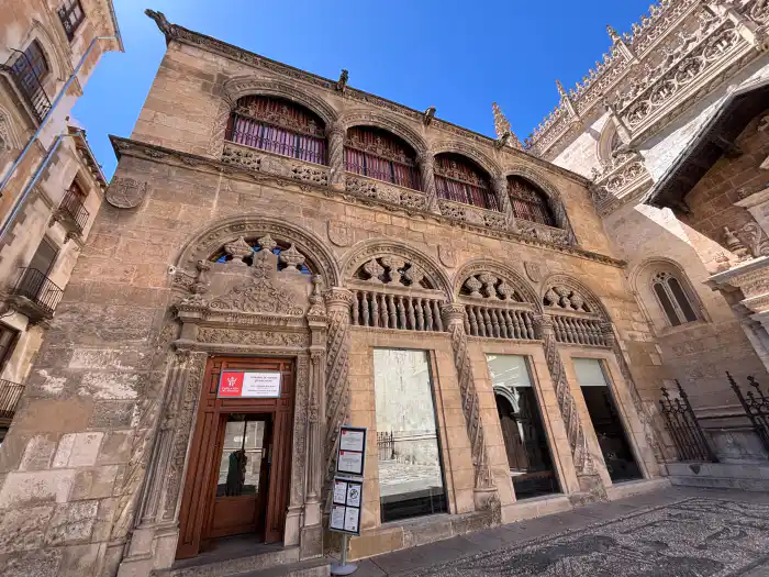 entrada de la capilla real con las tumbas de los reyes catolicos