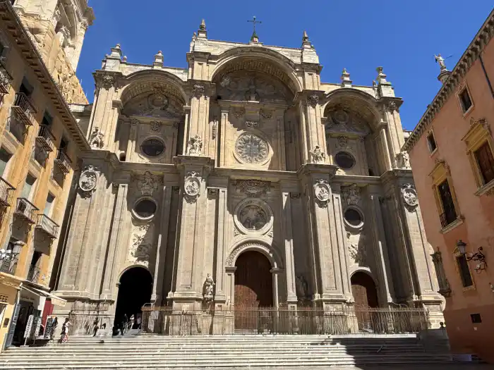 fachada exterior de la catedral de granada un sitio que tienes que ver en tu viaje a granada de dos dias