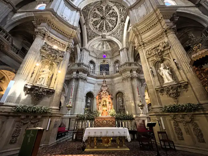 interior de la iglesia del sagrario otro imprescindible en tu visita de dos dias a granada