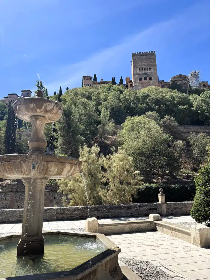 paseo de los tristes un lugar perfecto para descansar y tener vistas a la alhambra