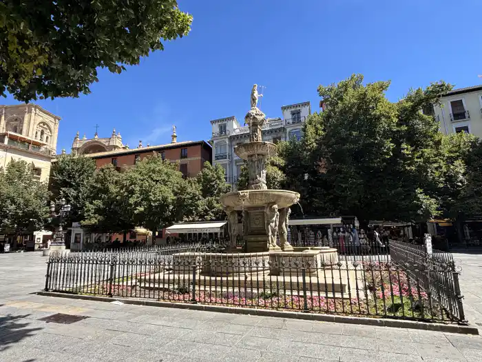plaza bib rambla en el casco historico de granada