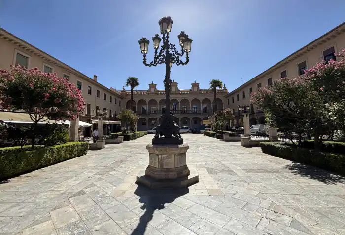 vista general de la coqueta plaza de la constitucion uno de los bonitos lugares que ver en guadix en un dia