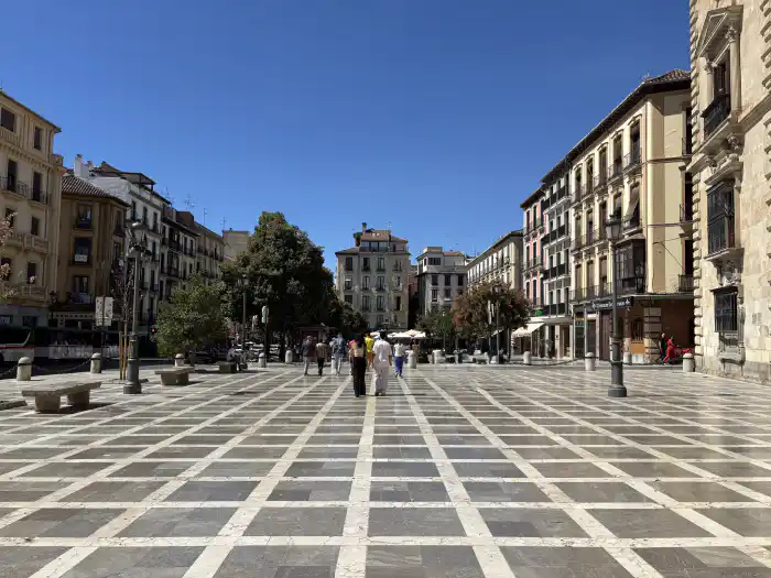 plaza nueva la mas antigua de la ciudad y otro lugar para ver si o si en tu itinerario a granada de dos dias
