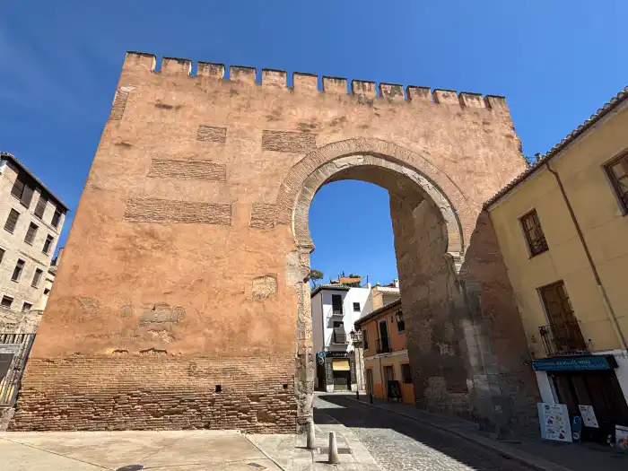 puerta de elvira para ver en un viaje a granada de dos dias