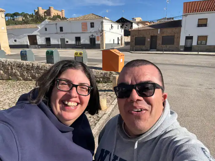 ana y victor del blog verviajando en la plaza del pilar de belmonte