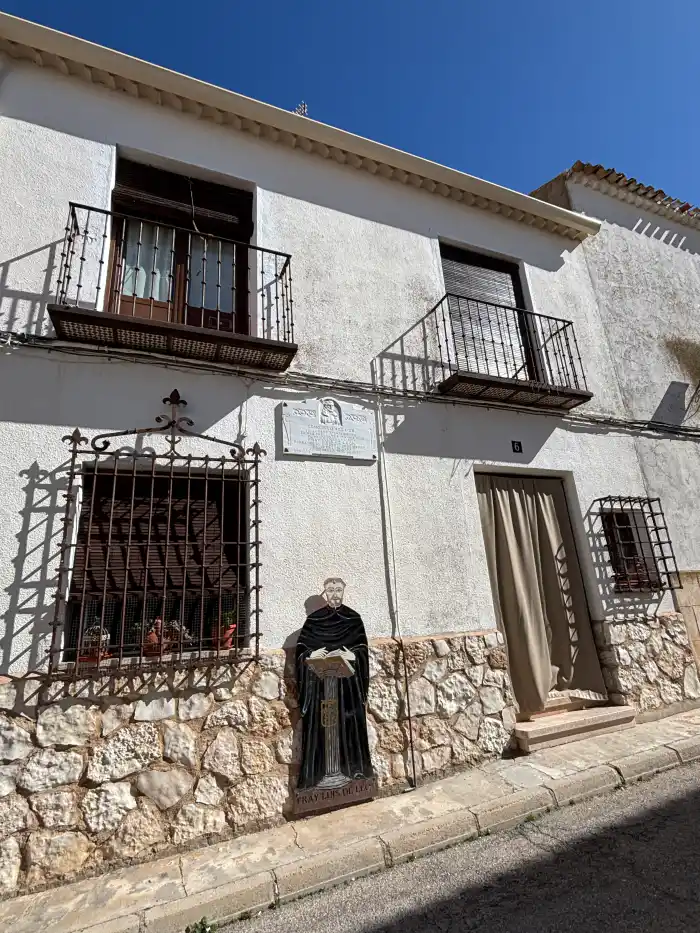 parte de afuera de la casa natal de fray luis de leon en belmonte