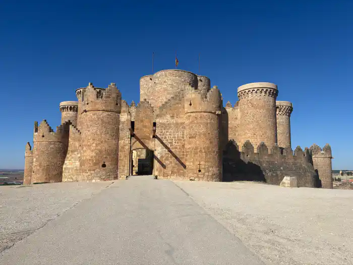 vista exterior del castillo de belmonte el lugar mas importante para ver durante un dia en el pueblo de belmonte