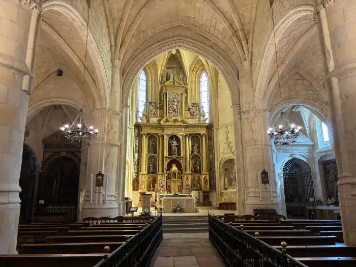 interior de la colegiata de san bartolome uno de los imprescindibles para ver en belmonte (cuenca) en un dia