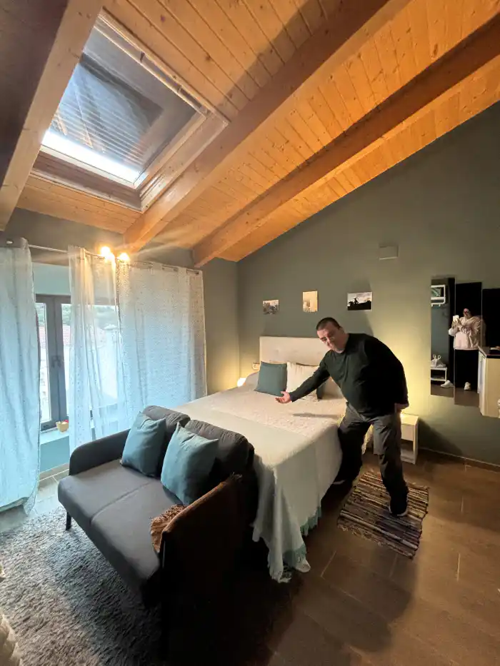 victor y ana de verviajando dentro del apartamento donde recomendamos dormir en trujillo durante una noche o dos