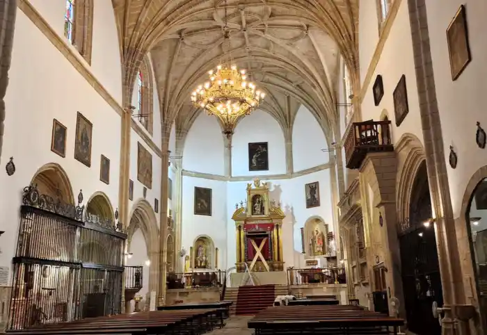 interior de la iglesia san martin de tours uno de los templos mas importantes para ver en trujillo en un dia