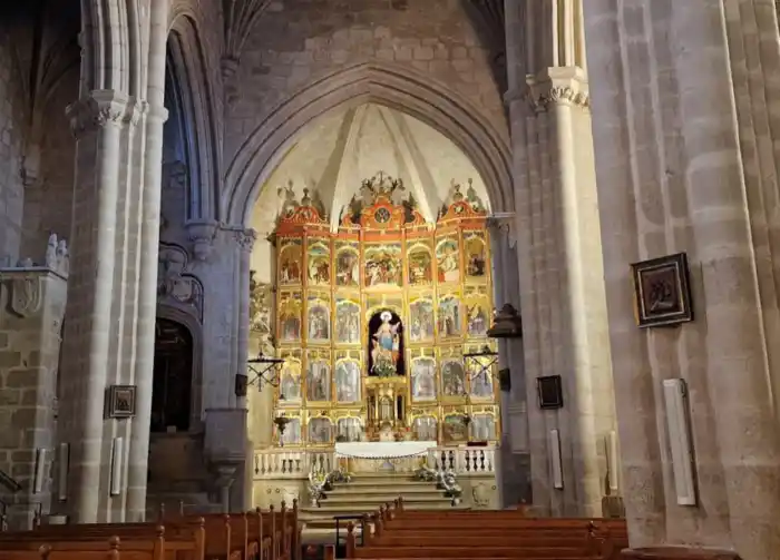 vista del interior de la iglesia santa maria la mayor y su impresionante retablo mayor en trujillo