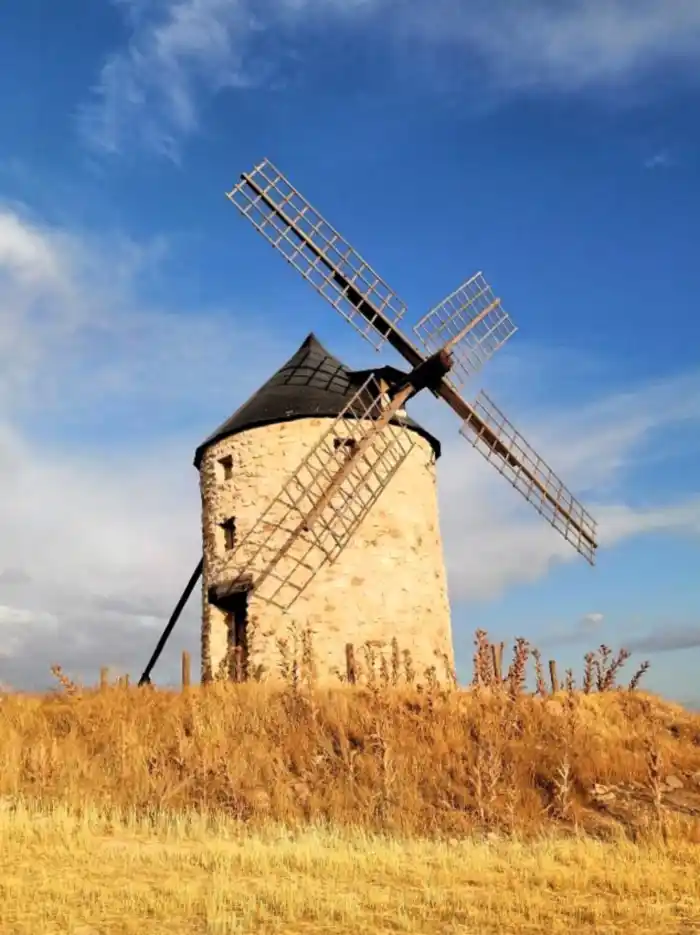 vista de uno de los molinos de viento de belmonte