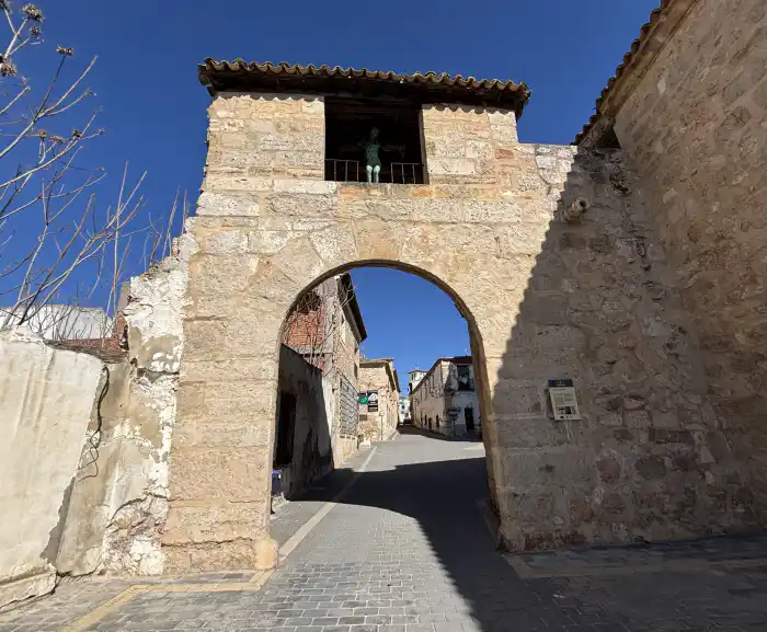 vista frontal de la puerta de almudi