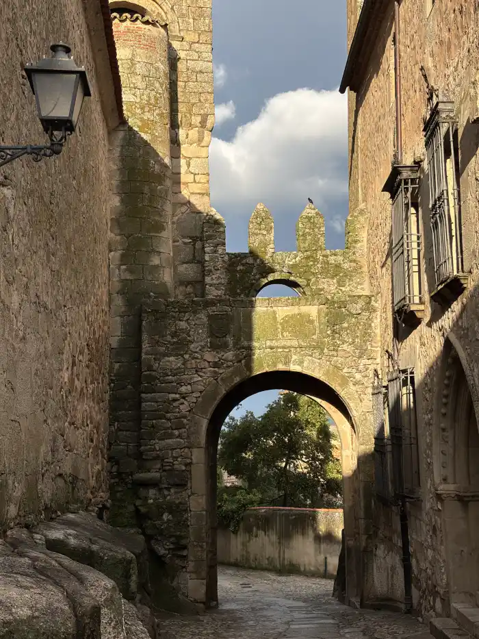 vista de la puerta de santiago una de las entradas de la zona amurallada de trujillo