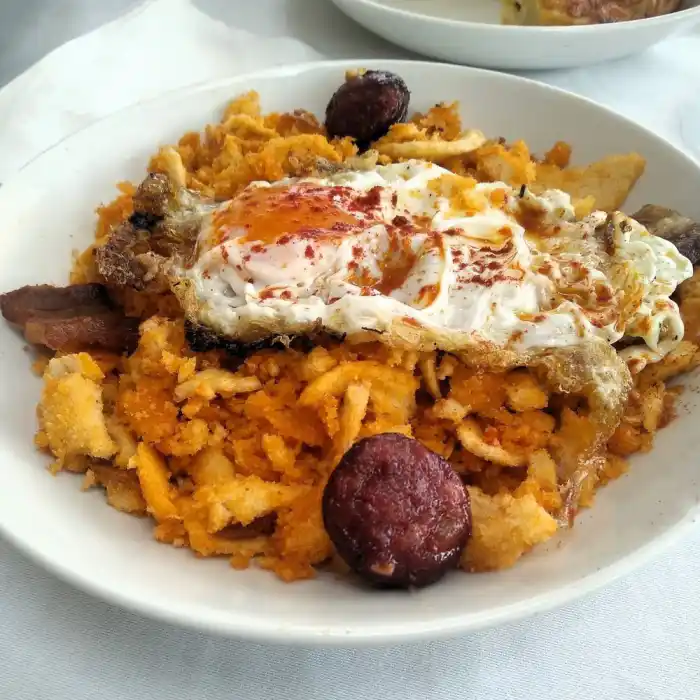 comida en el restaurante la troya