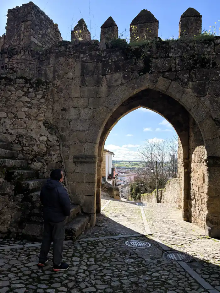 victor de verviajando mirando el arco de san andres