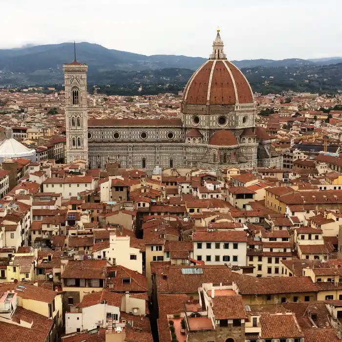 vista de la ciudad de florencia desde una de las ventanas del palacio vecchio