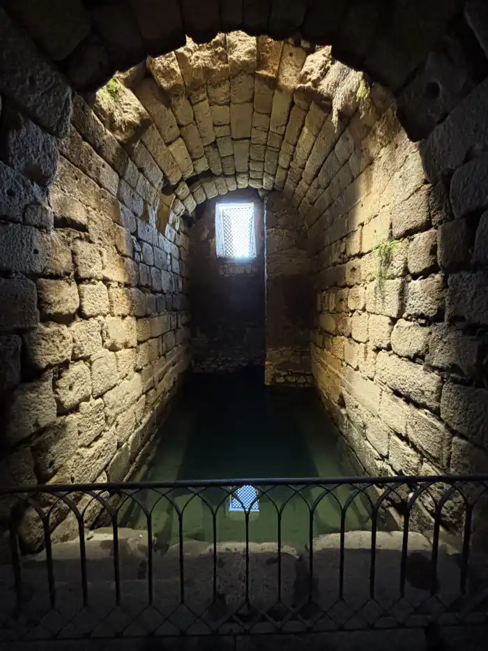 interior del aljibe de la alcazaba arabe