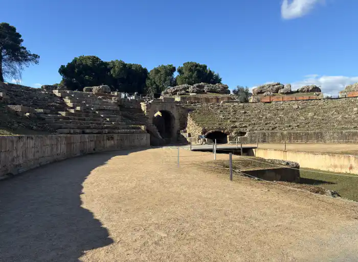 anfiteatro de merida uno de los lugares que no te puedes perder en tu viaje de dos dias