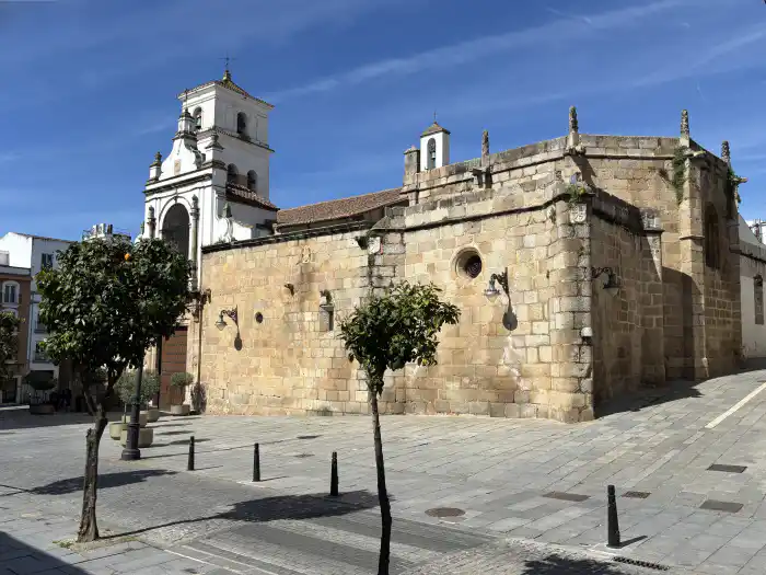 vista exterior de la concatedral de santa maria la mayor en merida
