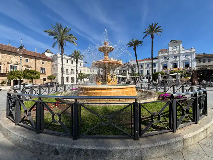 vista lateral de la plaza de españa de merida corazon de la ciudad