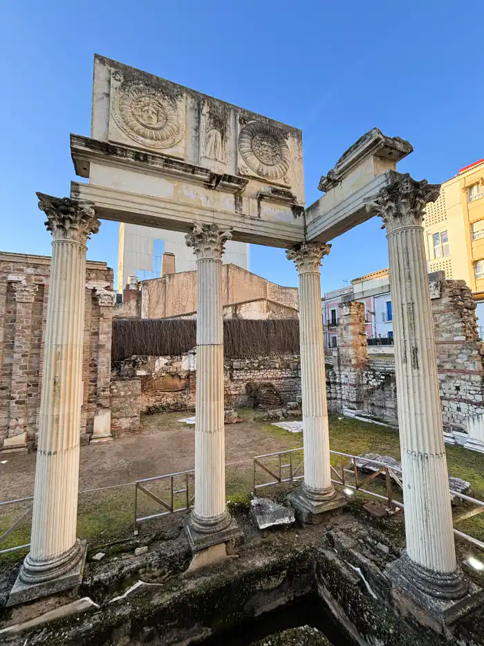 portico del foro municipal de augusta emerita