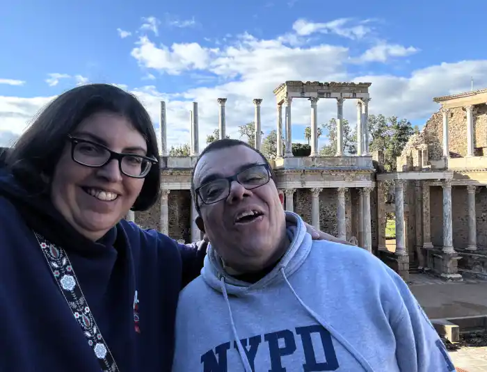 ana y victor de verviajando en el teatro romano de merida