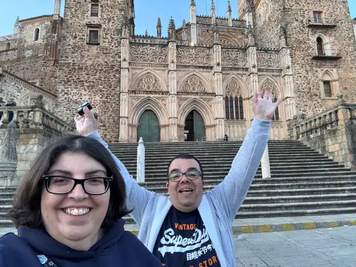 ana y victor de verviajando delante del monasterio de guadalupe caceres