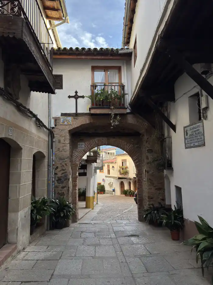 arco de sevilla estilo renacentista en guadalupe caceres