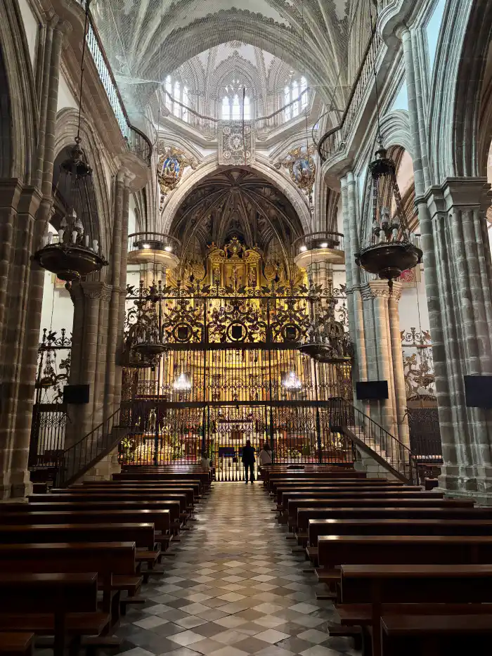 interior de la basilica del monasterio de guadalupe