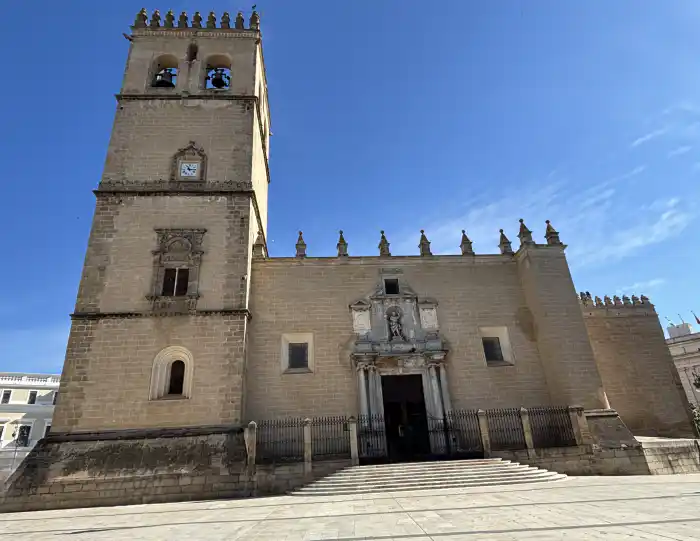 vista frontal de la catedral de badajoz