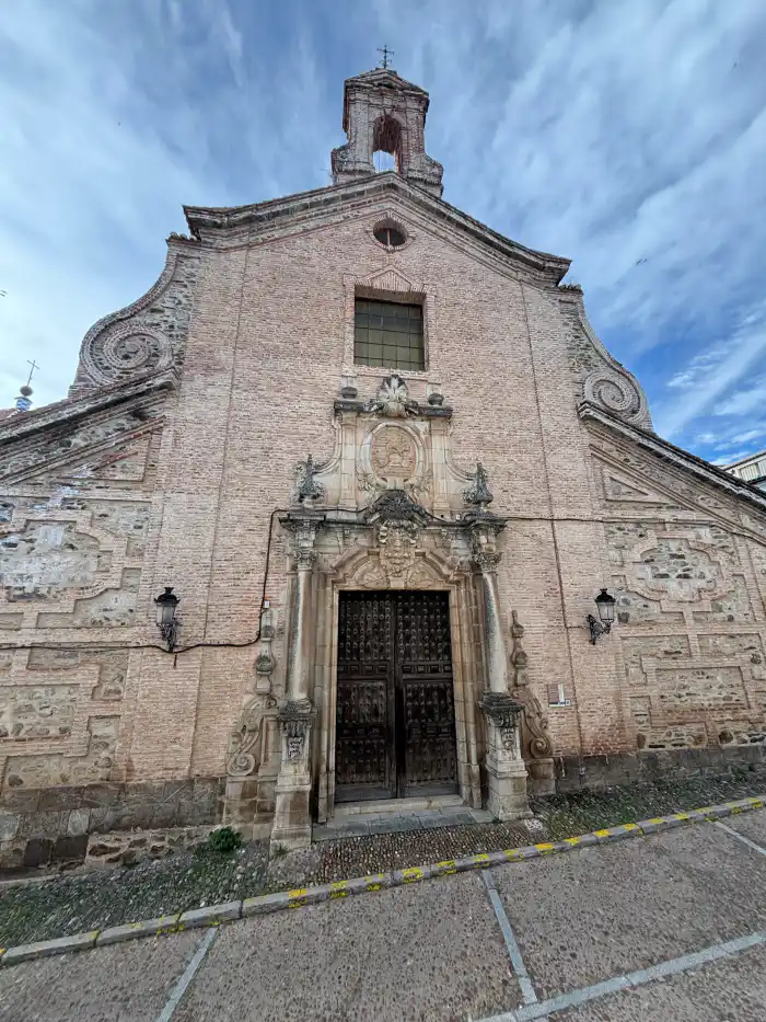 vista frontal de la iglesia de la santisima trinidad