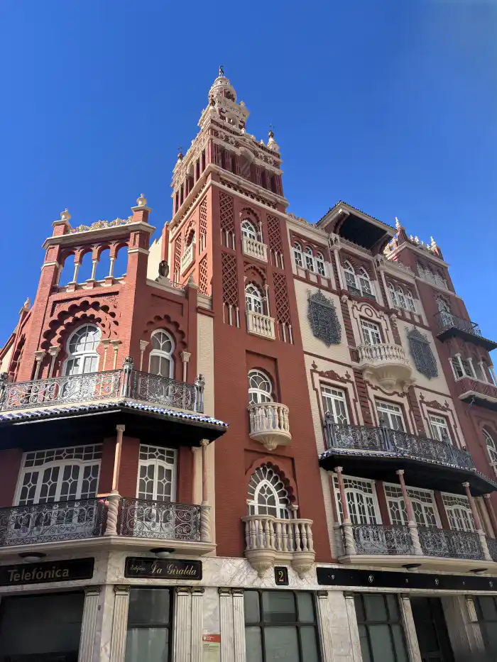 la giraldilla de badajoz uno de los edificios mas curiosos que ver en badajoz en un dia