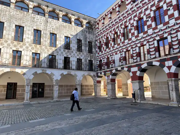 victor paseando por la plaza alta de badajoz