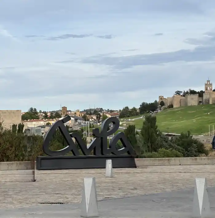 vista de las letras de avila en el mirador de los cuatro postes