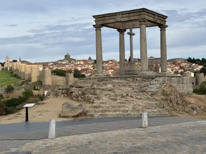 mirador de los cuatro postes con la ciudad al fondo