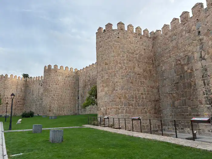 vista lateral de la muralla de avila
