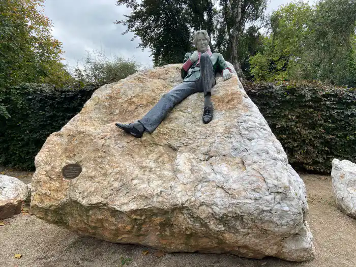 estatua de oscar wilde en el parque merrion square de dublin